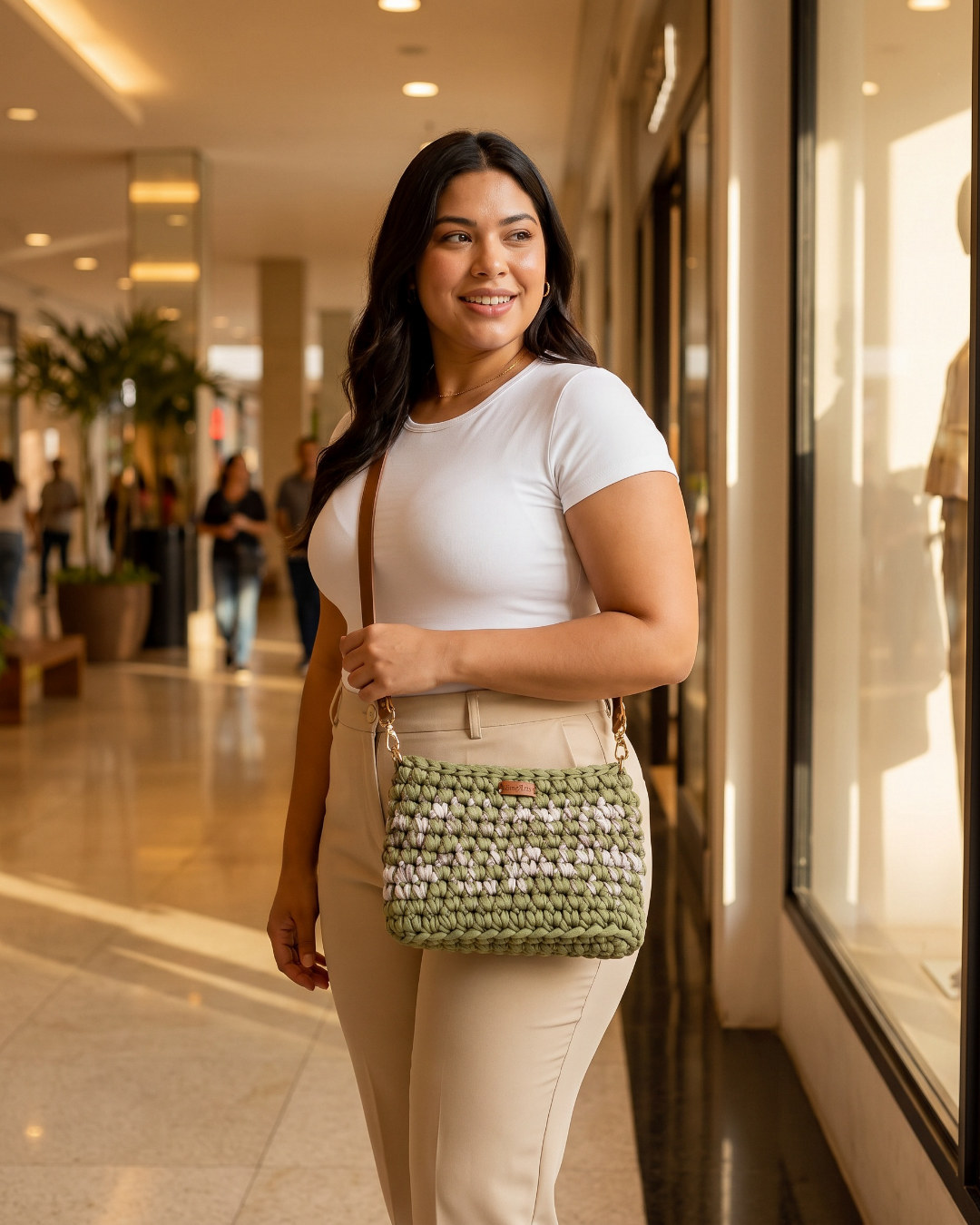 Exemplo de criativo de moda com modelo: Bolsa